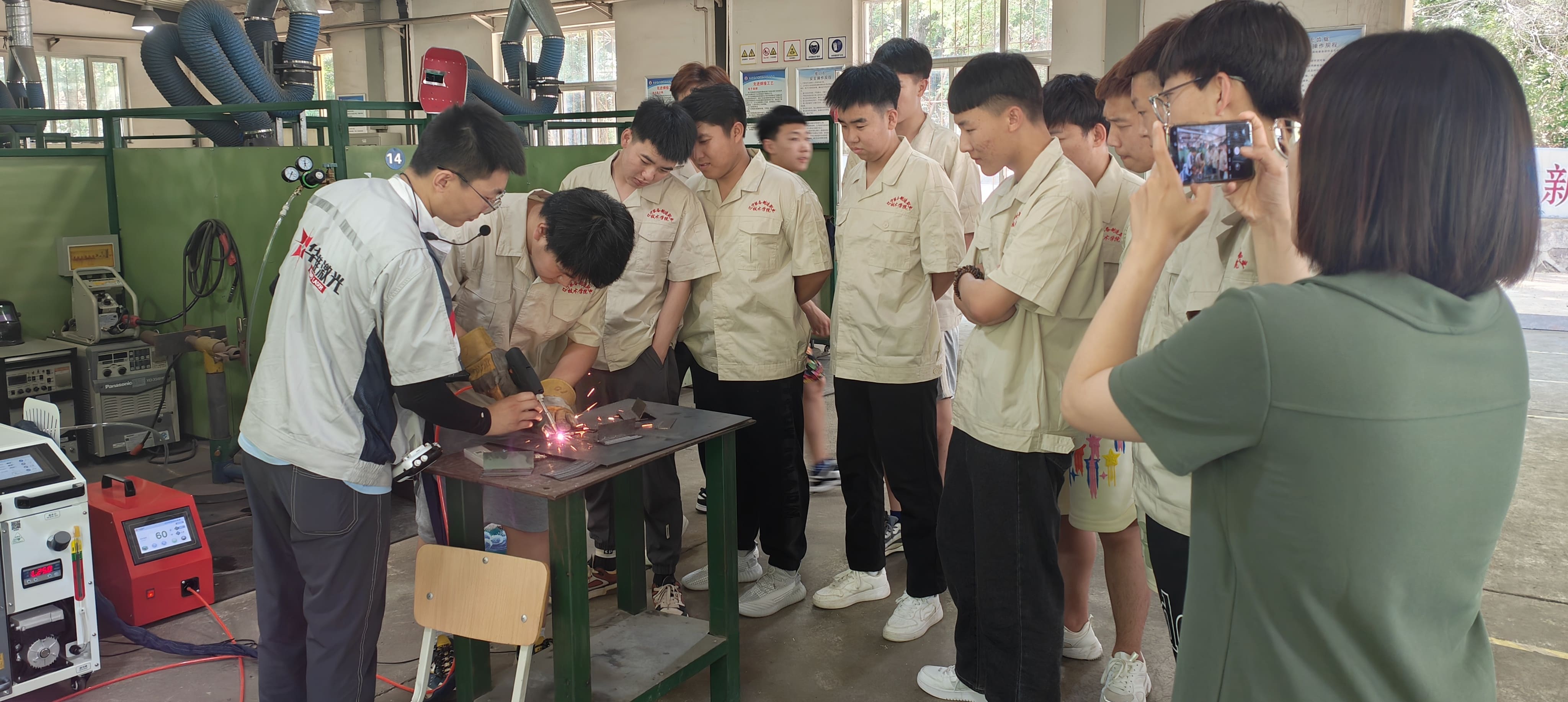 Huawei Laser's 1500W ръчен заварчик усилва обучението на умения в Liaoning Tech College
